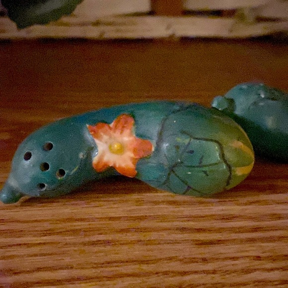 VINTAGE CUCUMBER SALT AND PEPPER SHAKERS - Picture 4 of 4